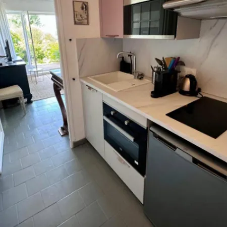 On Garden Level - Sea View Apartment *